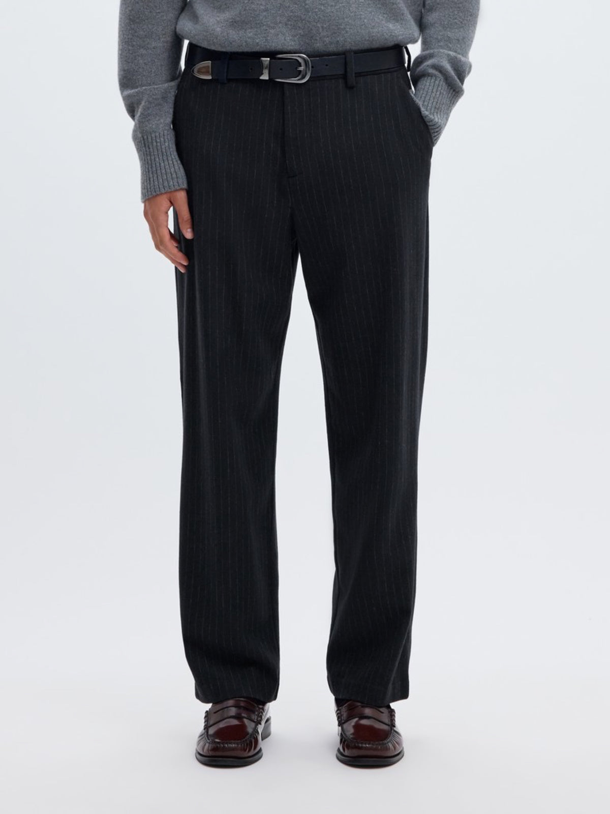 SLM220-LOOSE LUKE Pantalon loose en laine mélangée à rayures tennis — Selected Homme — Dark Navy Stripes — porté, tombé de la jambe 4 | Appart 17 Bruxelles