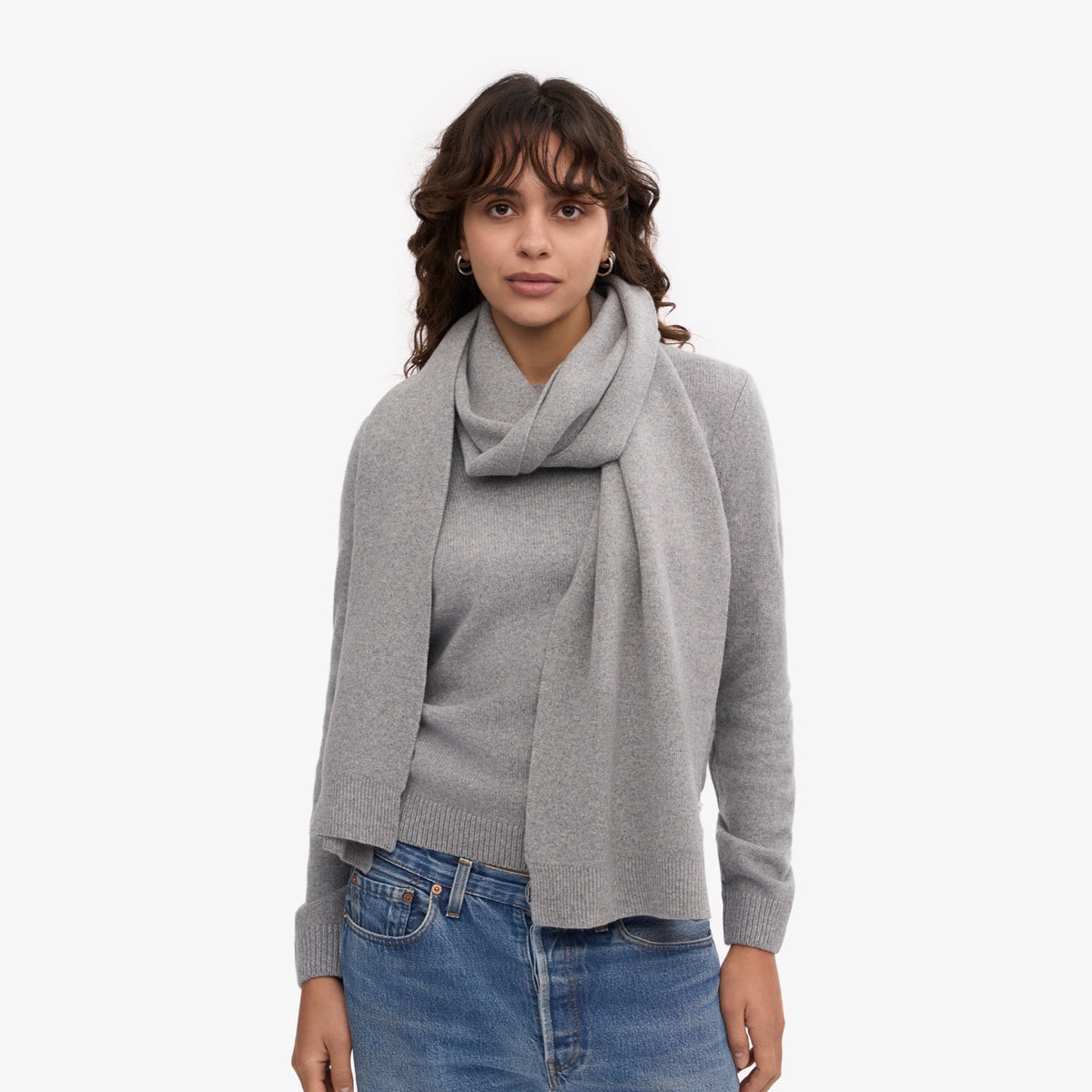 Colorful Standard Merino Wool Scarf Écharpe laine mérinos recyclée — Colorful Standard — Heather Grey — porté, vue de face | Appart 17 Bruxelles