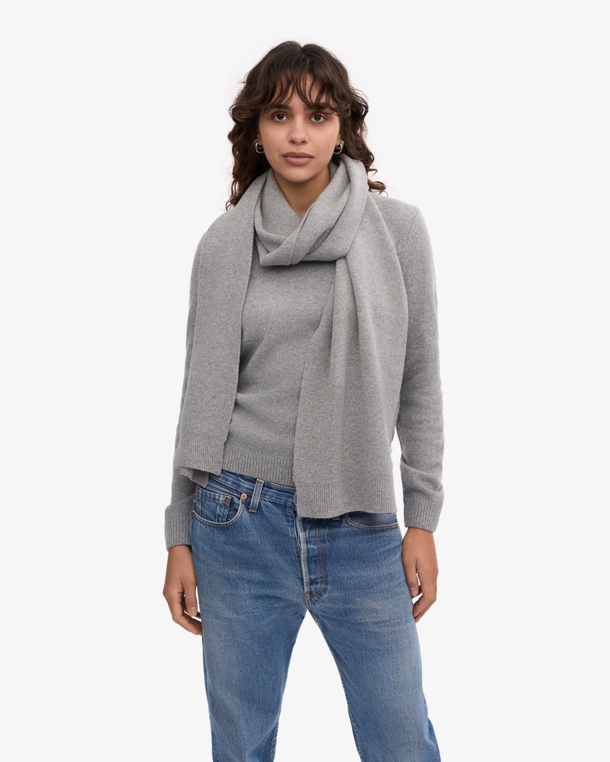 Colorful Standard Merino Wool Scarf Écharpe laine mérinos recyclée — Colorful Standard — Heather Grey — porté, vue de face | Appart 17 Bruxelles