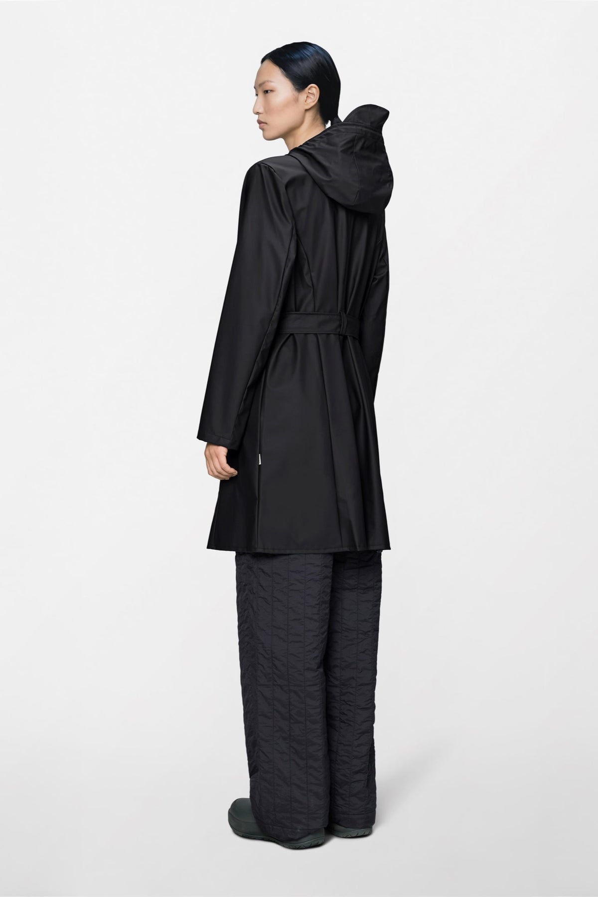 Curve Long Jacket W3 Imperméable long légèrement cintré à capuche — Rains — Black — porté, vue de dos | Appart 17 Bruxelles