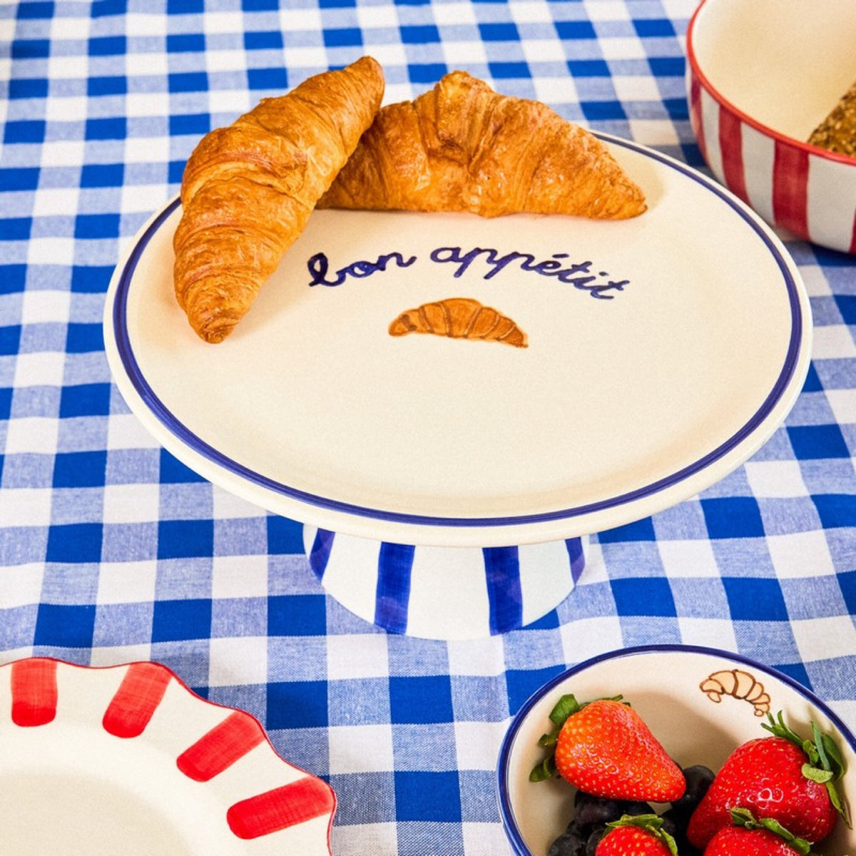 Présentoir à gâteau « bon appétit » — ATELIER PISTACHE — bon appétit — en situation | Appart 17 Bruxelles