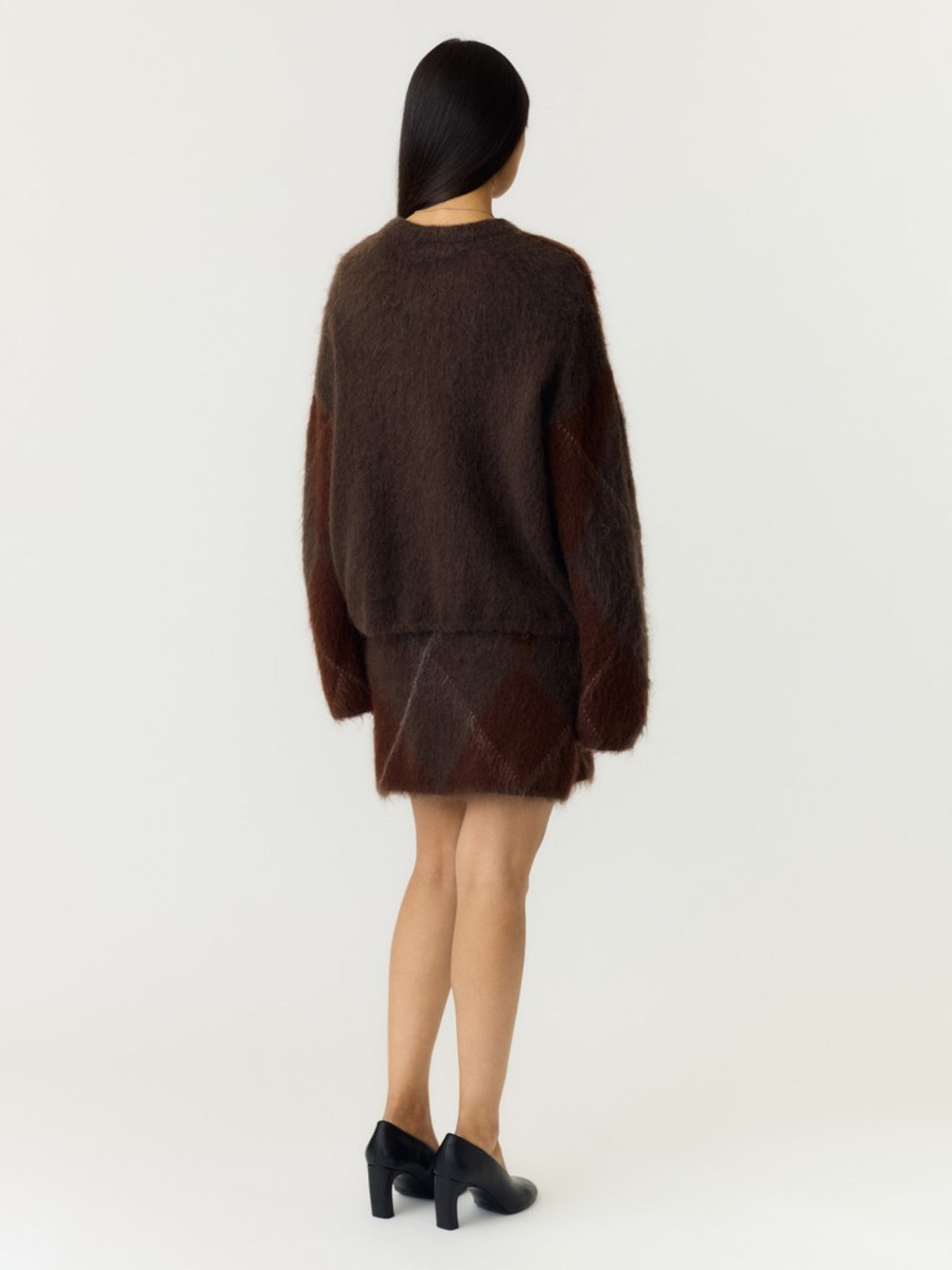 YASARGY Pull col montant en mohair à motif jacquard — YAS — Coffee Bean — porté, vue de dos 3 | Appart 17 Bruxelles