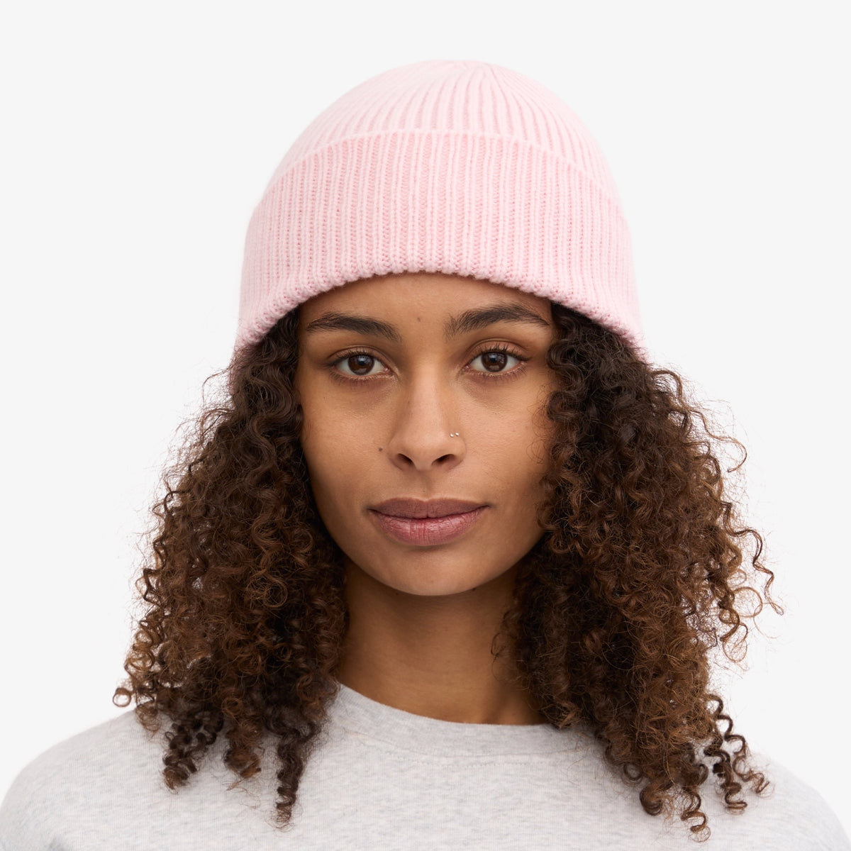 Colorful Standard Merino Wool Beanie Bonnet laine mérinos recyclée — Colorful Standard — Faded Pink — porté, vue de face | Appart 17 Bruxelles