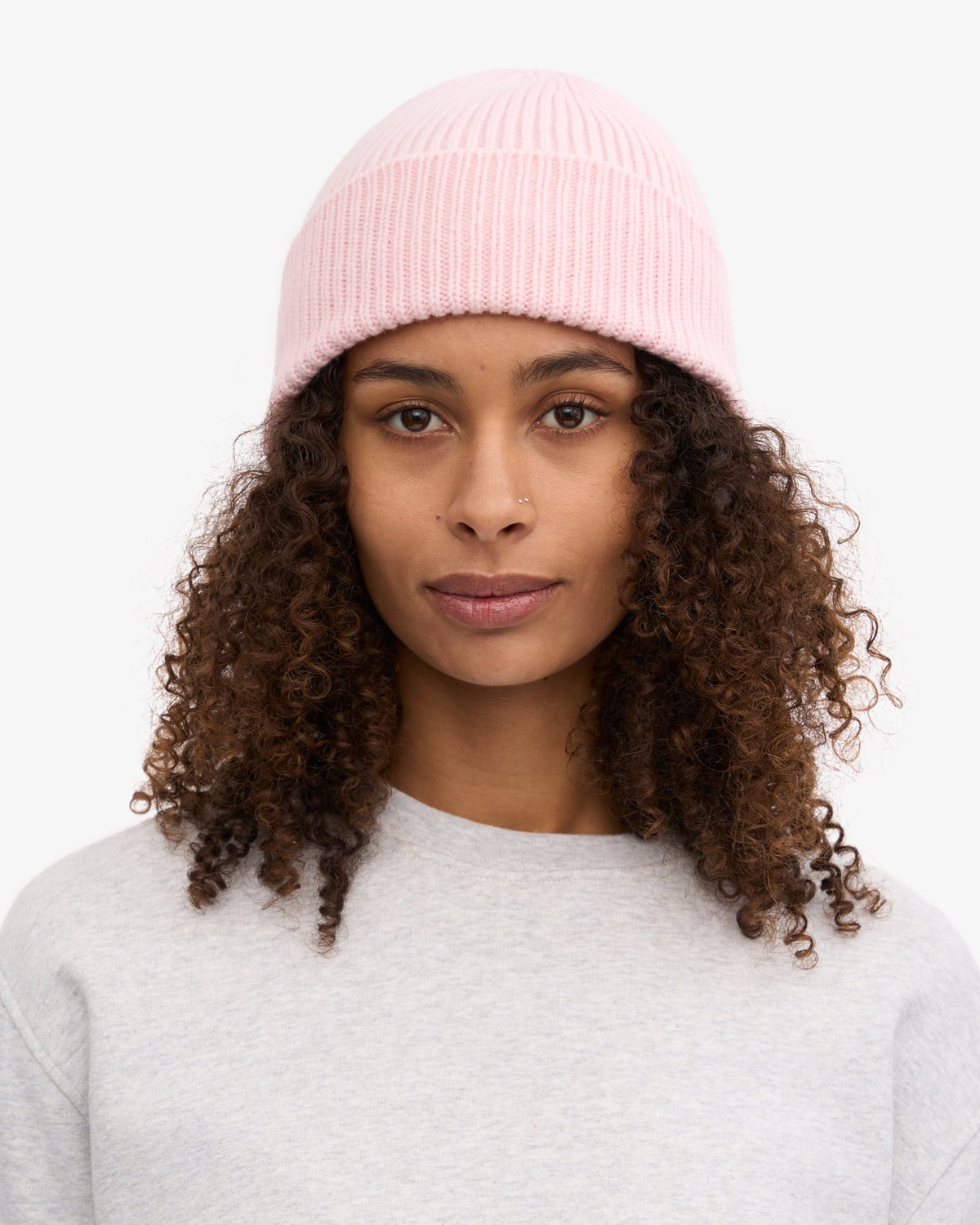Colorful Standard Merino Wool Beanie Bonnet laine mérinos recyclée — Colorful Standard — Faded Pink — porté, vue de face | Appart 17 Bruxelles