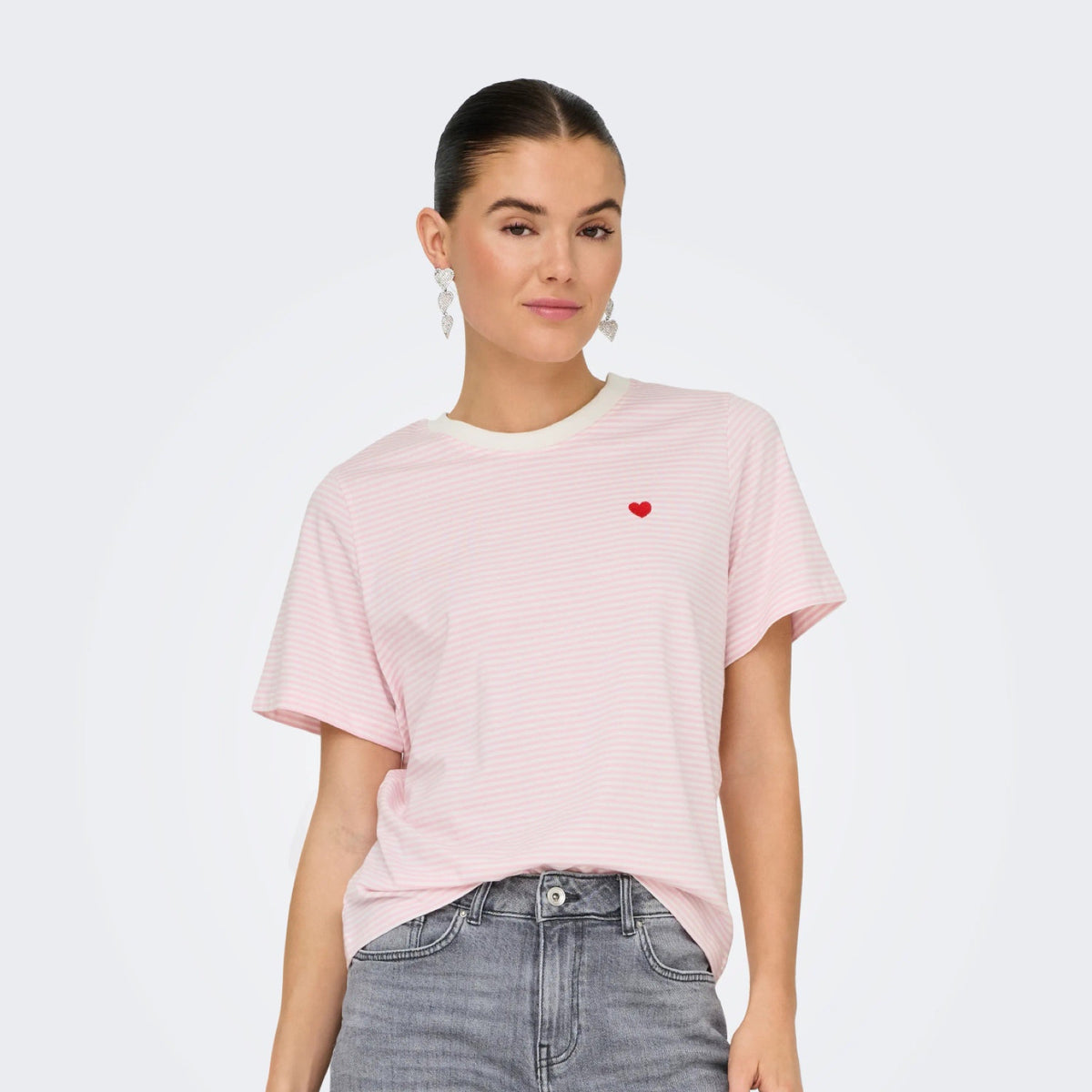 JDYPISA T-shirt col rond en coton bio à imprimé — JDY — Cloud Dancer / Parfait Pink Stripes — porté, vue de face | Appart 17 Bruxelles