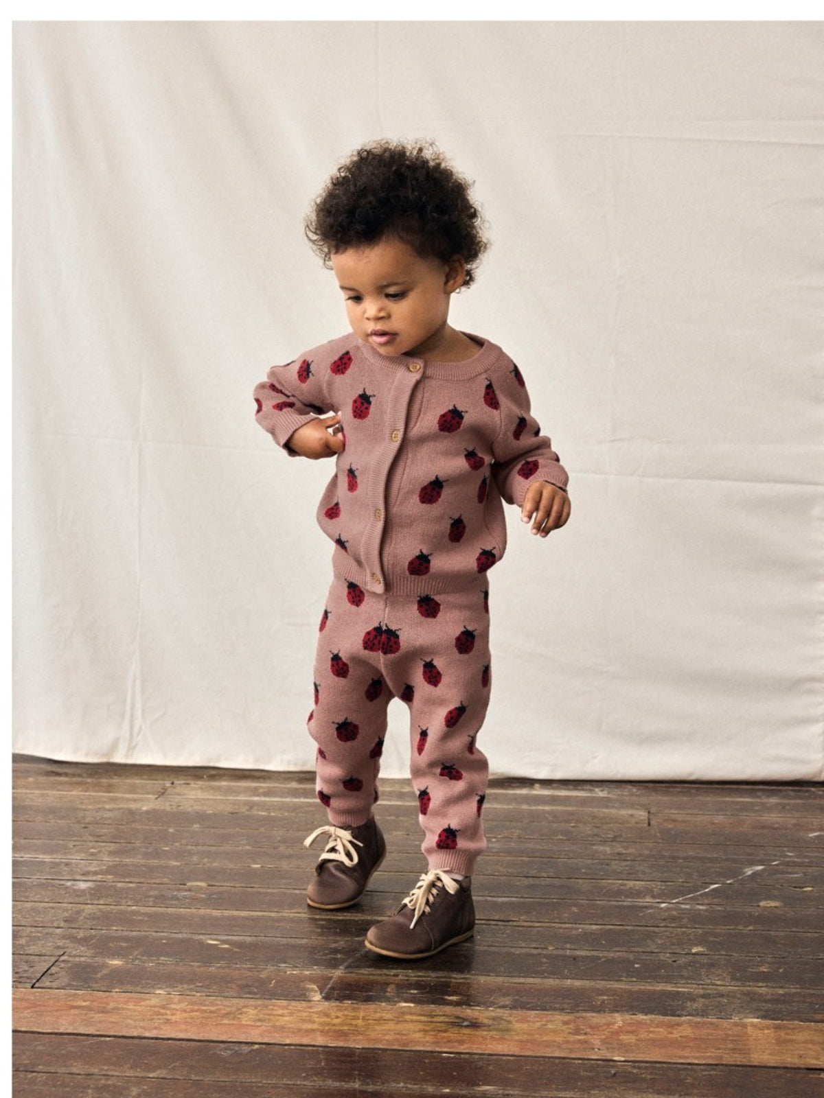 NBFLULIO Gilet en maille à coccinelles bébé fille — Lil' Atelier — Misty Rose — porté | Appart 17 Bruxelles