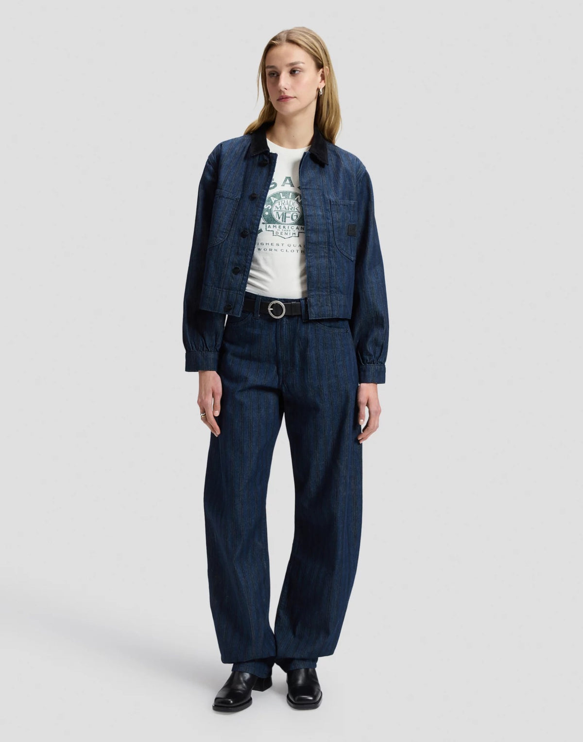 BALLOON Jean coupe ballon taille mi-haute en denim et lyocell — Lee — Hickory Rinse — porté, tenue complète 2 | Appart 17 Bruxelles