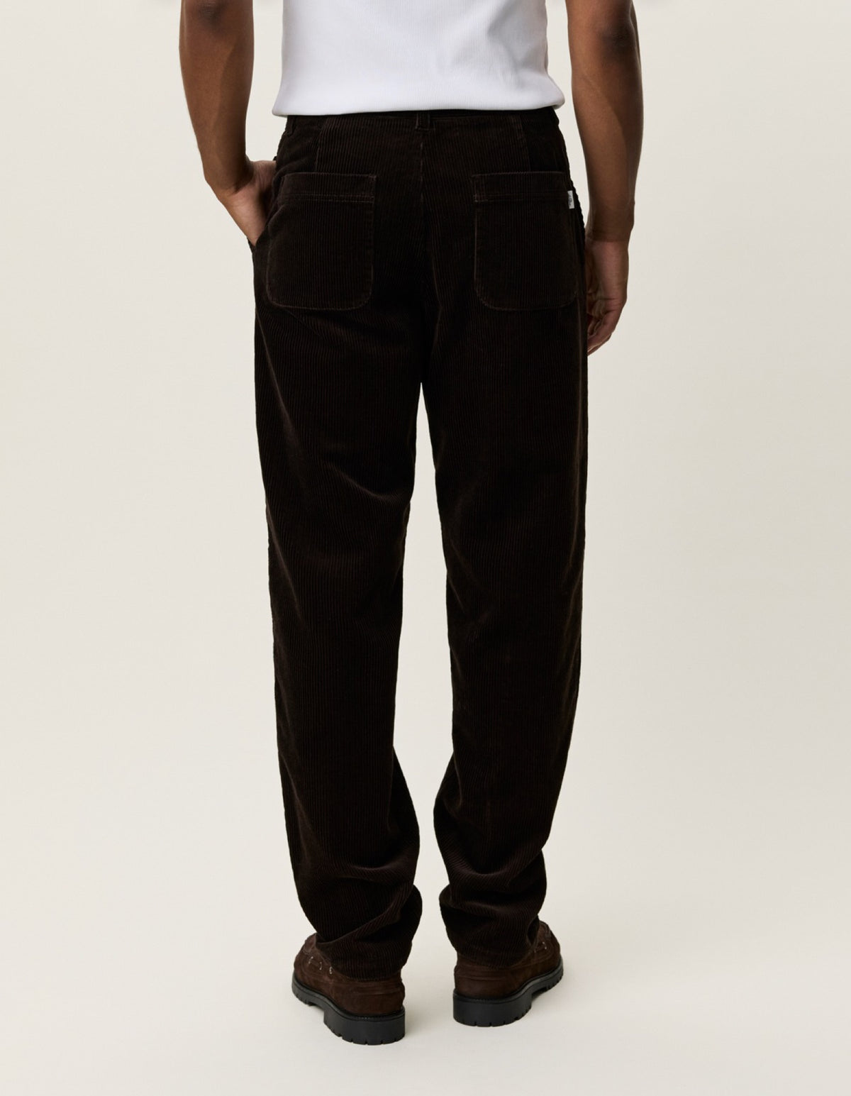 Corduroy Tapered Pantalon en velours côtelé — Les Deux — Delicioso Brown — porté, de dos 3 | Appart 17 Bruxelles