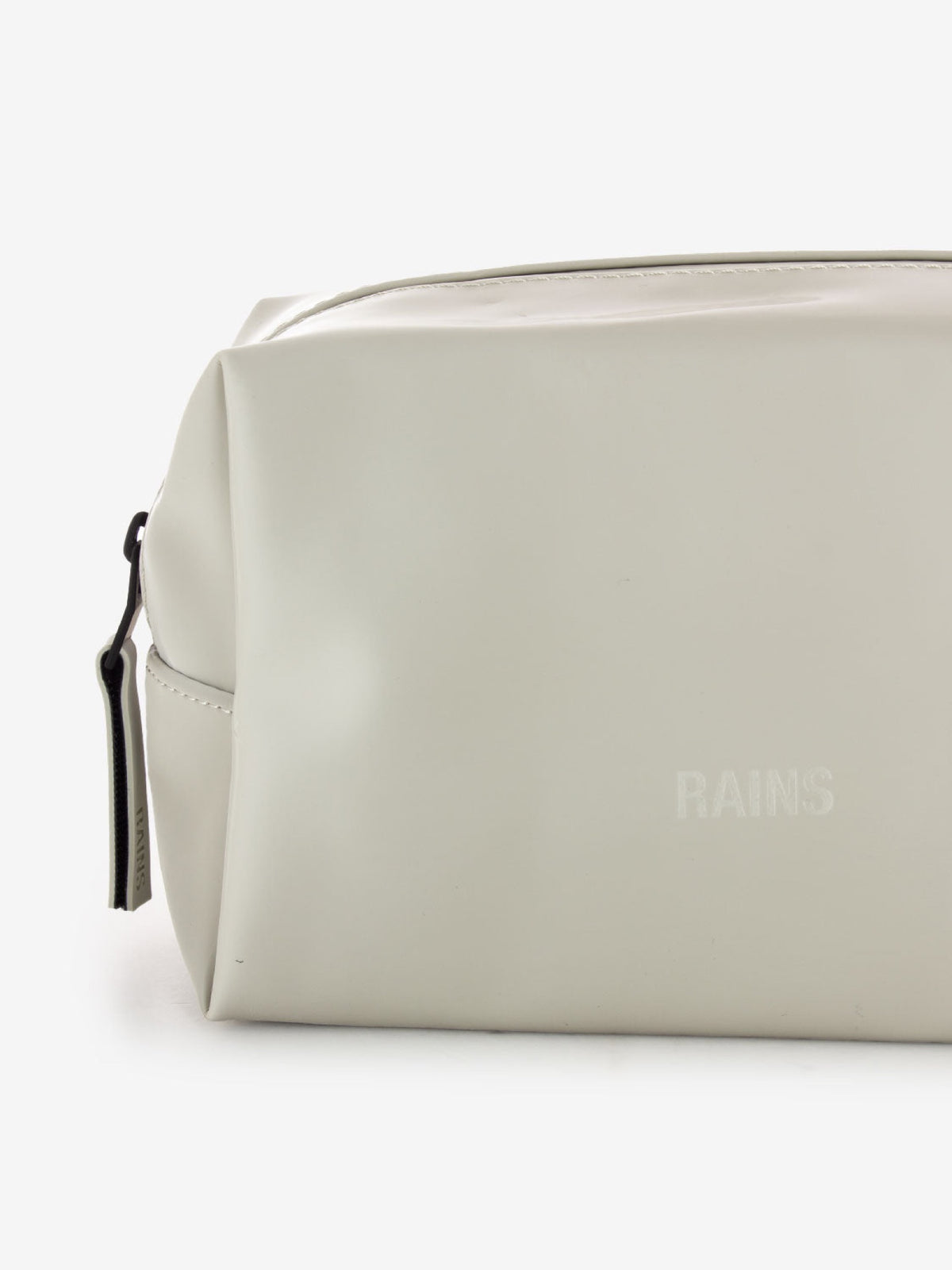Wash Bag Small Trousse de toilette imperméable — Rains — Matrix — détail du logo | Appart 17 Bruxelles