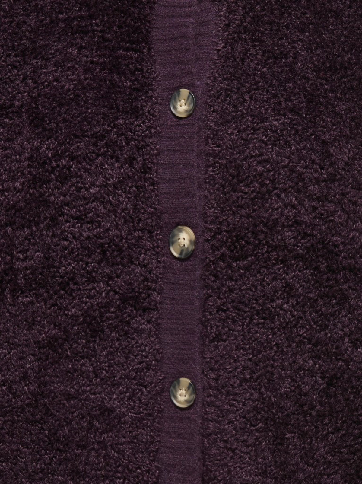 JDYEIRA Cardigan court en maille bouclette boutonné — JDY — Plum Perfect — détail de la maille 3 | Appart 17 Bruxelles