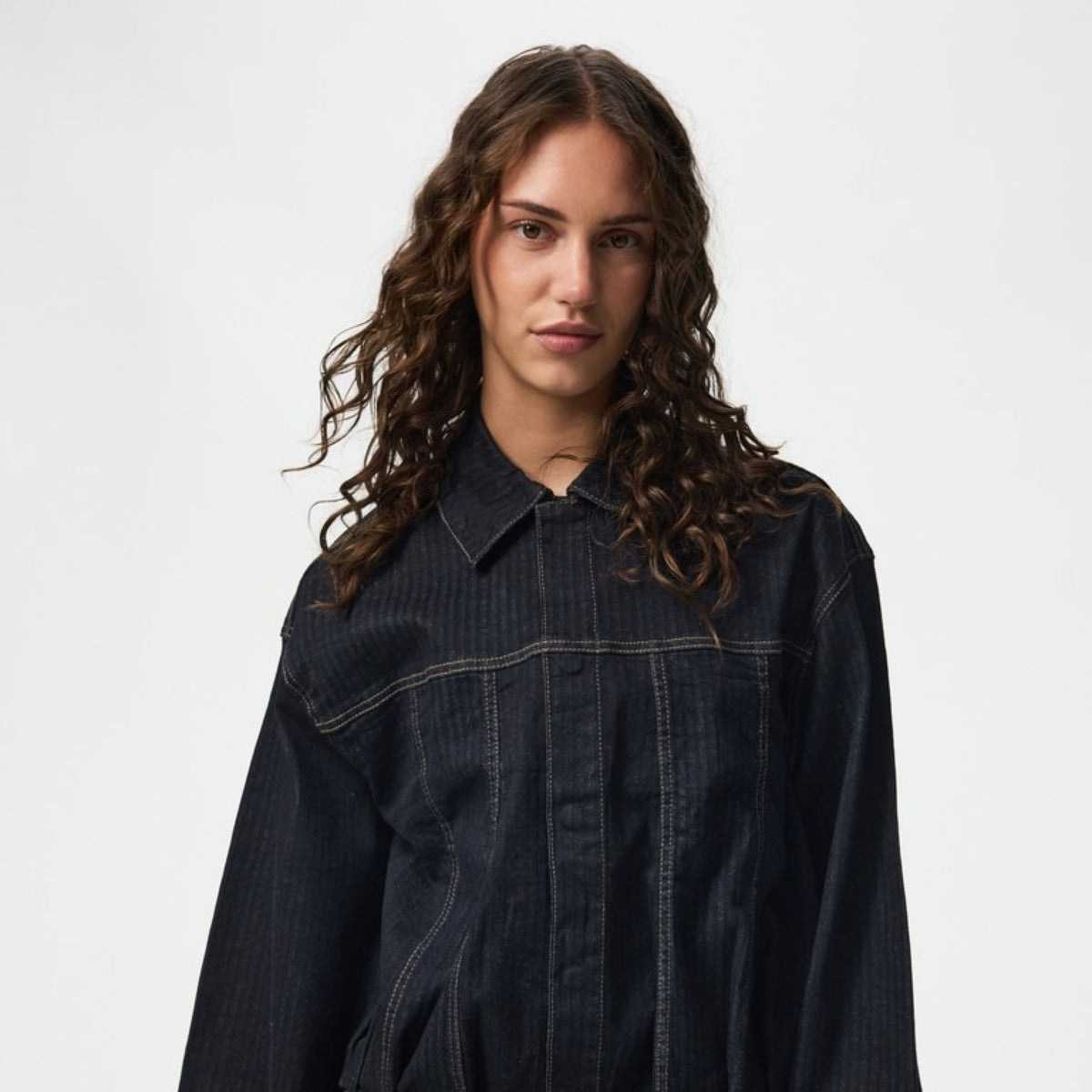 PCVALA Veste bomber en jean plissée à fines rayures — Pieces — Dark Blue Denim — porté, de face | Appart 17 Bruxelles