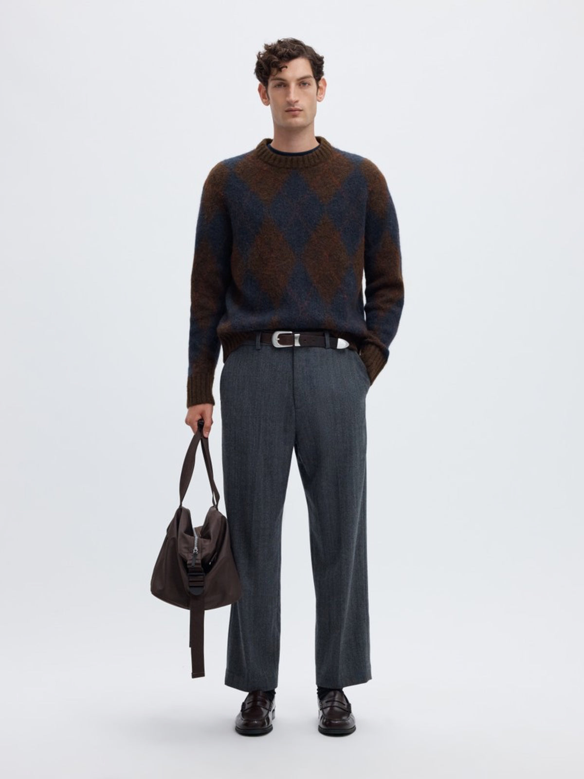 SLMRAI Pull jacquard à losanges, alpaga et laine — Selected Homme — Delicioso Navy Blazer — porté, avec sac 2 | Appart 17 Bruxelles
