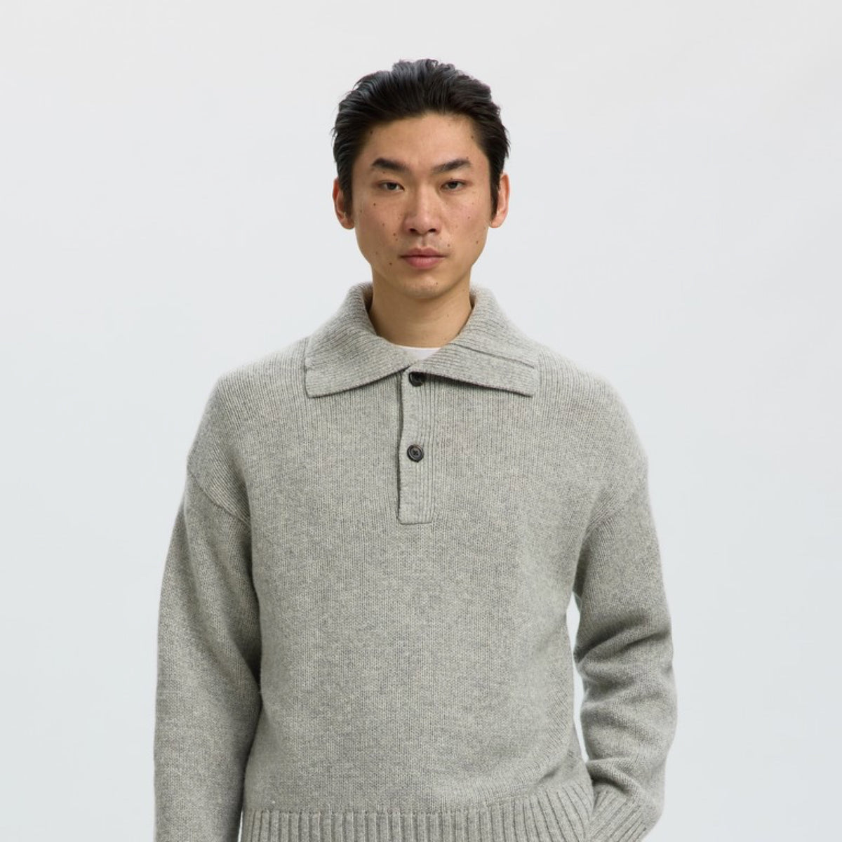 SLMCODY Polo en maille de laine, coupe décontractée — Selected Homme — Light Grey Melange — porté, de face | Appart 17 Bruxelles