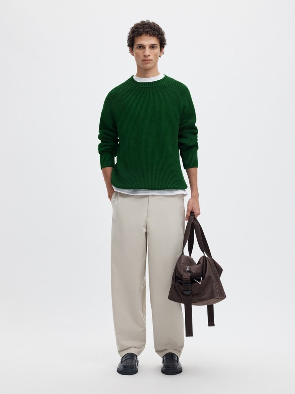 SLMPIM Pull col rond en maille côtelée à manches raglan — Selected Homme — Formal Garden — porté, en pied, avec sac 3 | Appart 17 Bruxelles