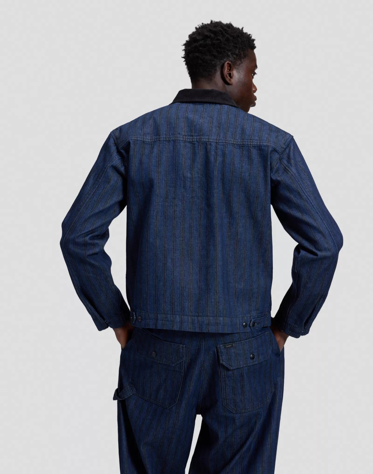 UTILITY Veste workwear en denim, col velours côtelé — Lee — Hickory Rinse — porté, vue de dos 3 | Appart 17 Bruxelles