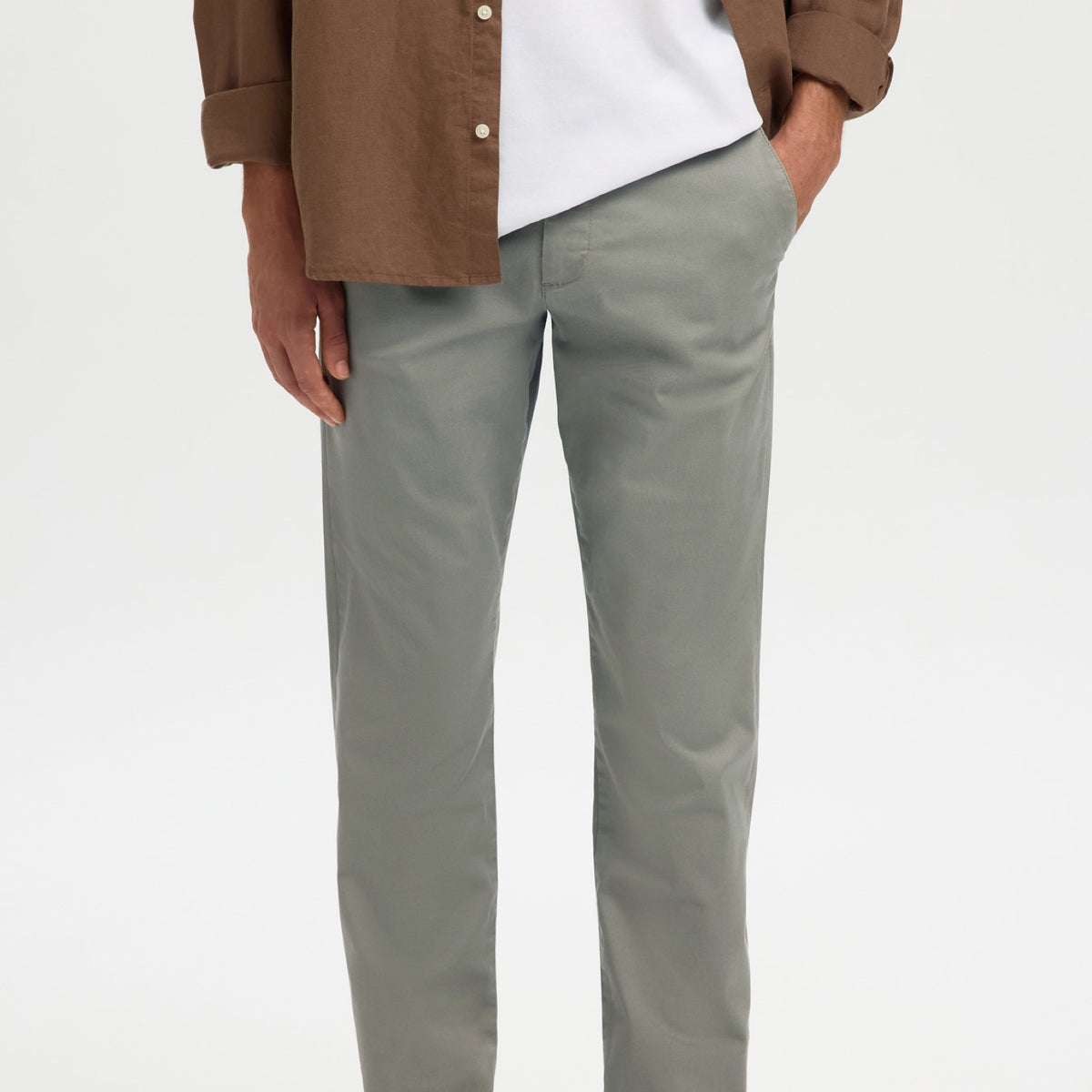 SLM175 NEW MILES Pantalon slim chino stretch coton bio — Selected Homme — Vetiver — porté, vue de face | Appart 17 Bruxelles