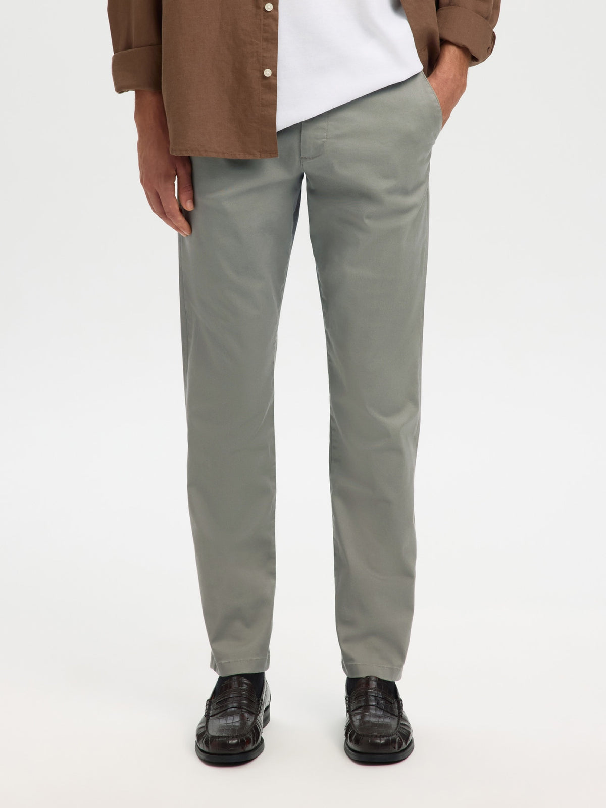 SLM175 NEW MILES Pantalon slim chino stretch coton bio — Selected Homme — Vetiver — porté, vue de face | Appart 17 Bruxelles