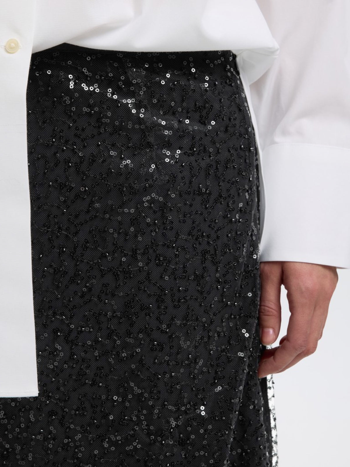 SLWOLINA Jupe midi à sequins voilée de tulle, perles — Selected Femme — Black — détail des sequins 5 | Appart 17 Bruxelles