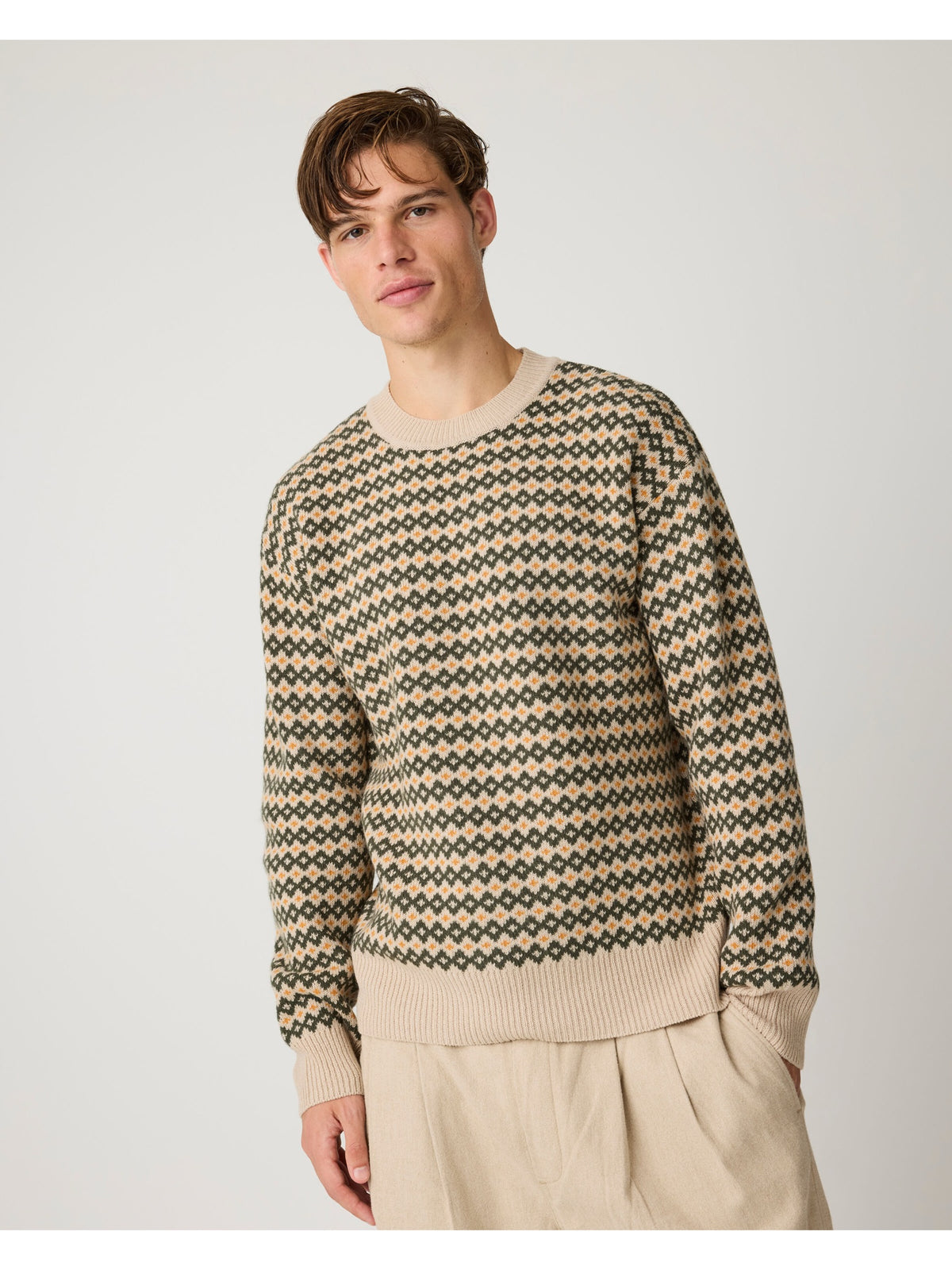 Pull jacquard col rond en pure laine d'agneau — KnowledgeCotton Apparel — Vert — porté 2 | Appart 17 Bruxelles