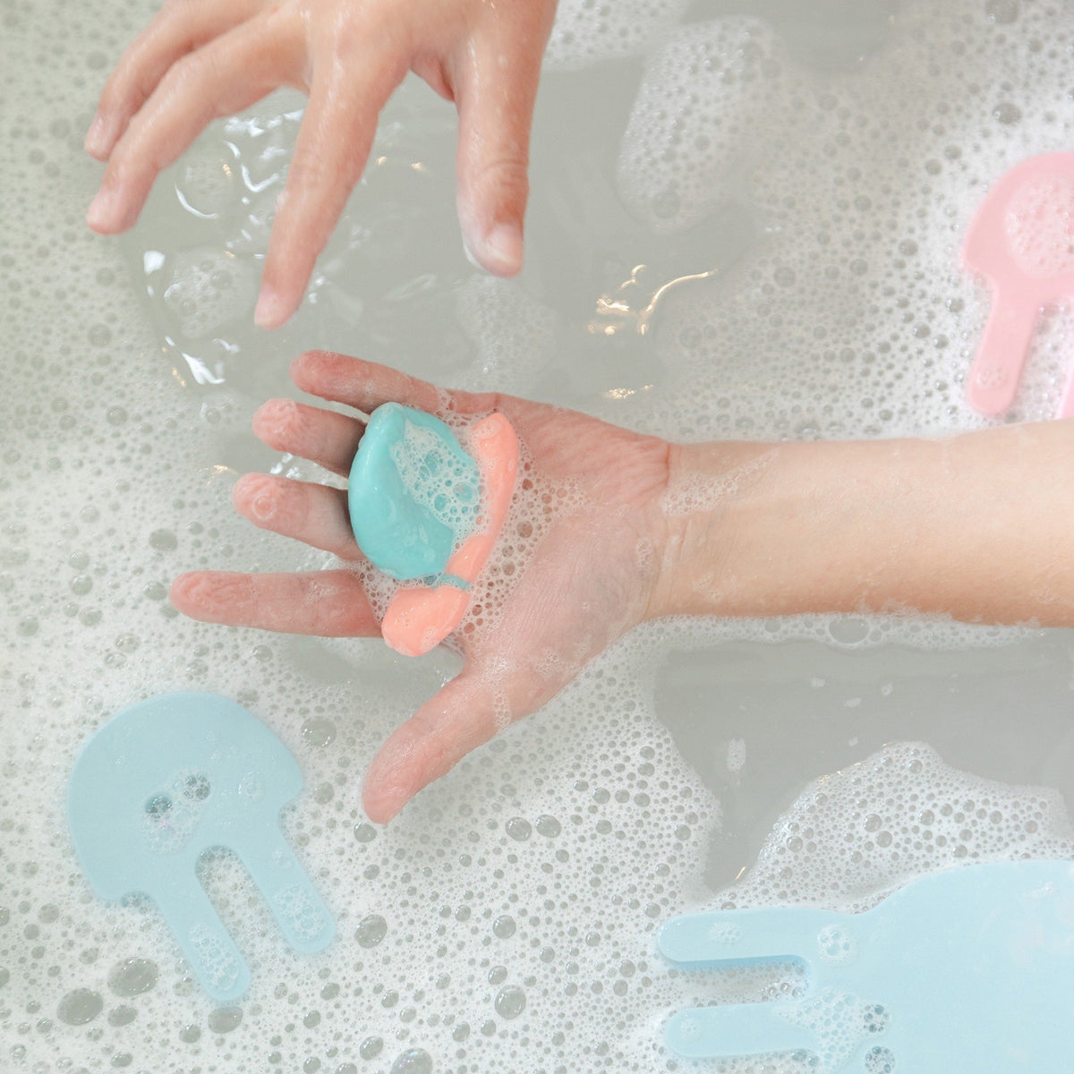 Pataploof, pâte à modeler lavante pour le bain 80 g — Nailmatic — Bleue — autre vue 2 | Appart 17 Bruxelles