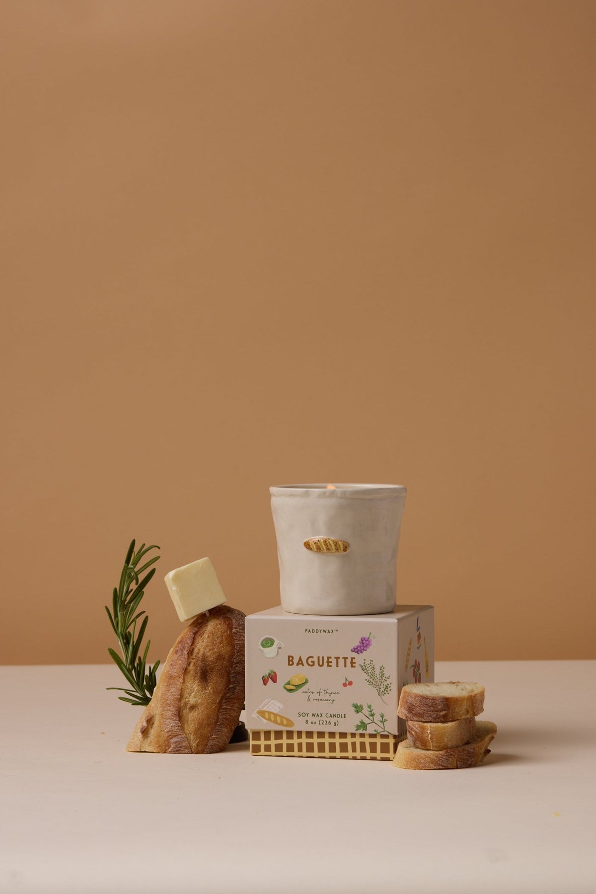 Paddywax Bistro Baguette Bougie parfumée en céramique 226 g — Paddywax — Rosemary & Thyme — en situation 4 | Appart 17 Bruxelles