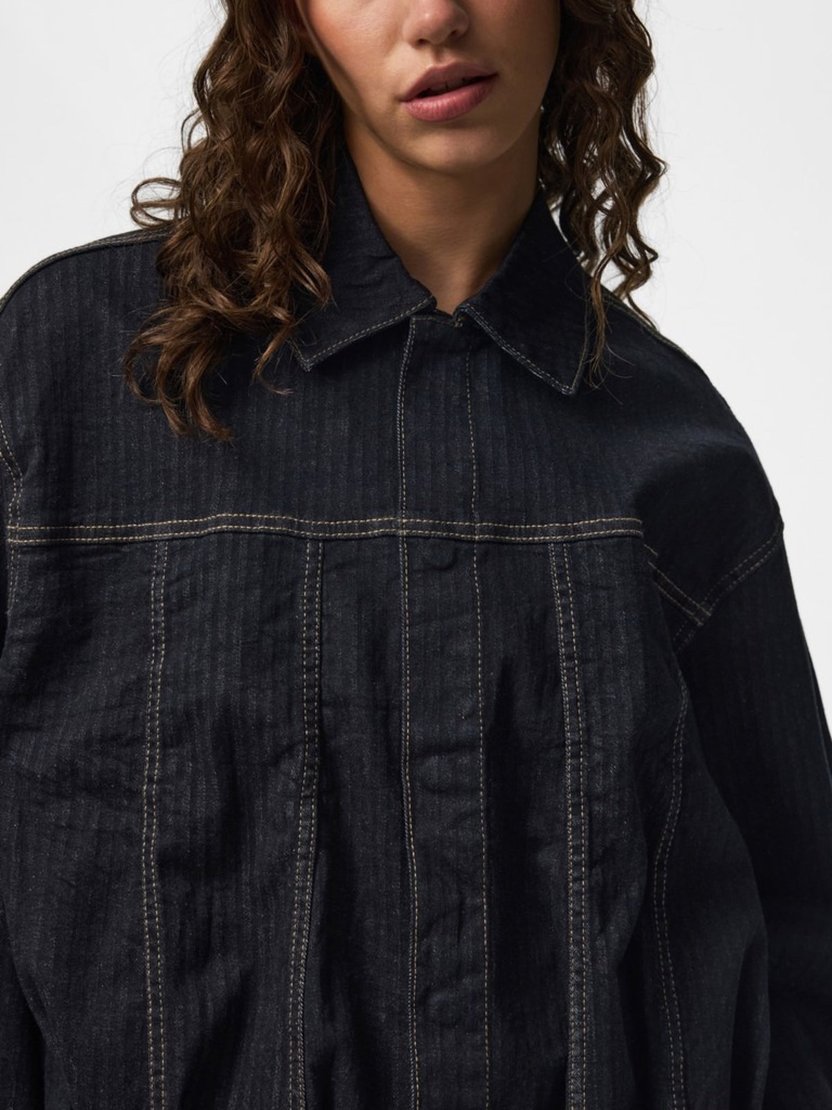 PCVALA Veste bomber en jean plissée à fines rayures — Pieces — Dark Blue Denim — détail des surpiqûres 11 | Appart 17 Bruxelles