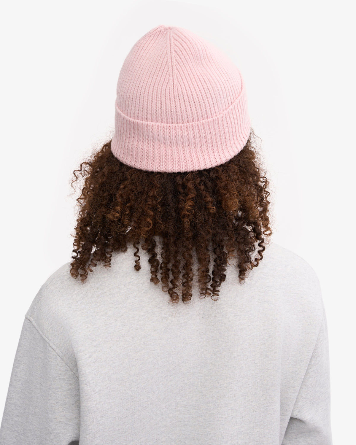 Colorful Standard Merino Wool Beanie Bonnet laine mérinos recyclée — Colorful Standard — Faded Pink — porté, vue de dos 4 | Appart 17 Bruxelles