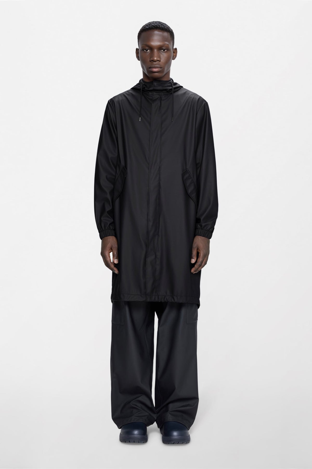 Fishtail Parka W3 — Rains — Black — porté, vue de face | Appart 17 Bruxelles