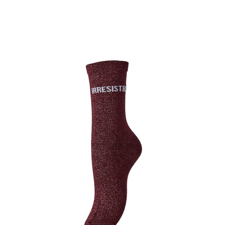 PCSEBBY Chaussettes longues pailletées à slogan — Pieces — Tawny Port IRRESISTIBLE — packshot | Appart 17 Bruxelles