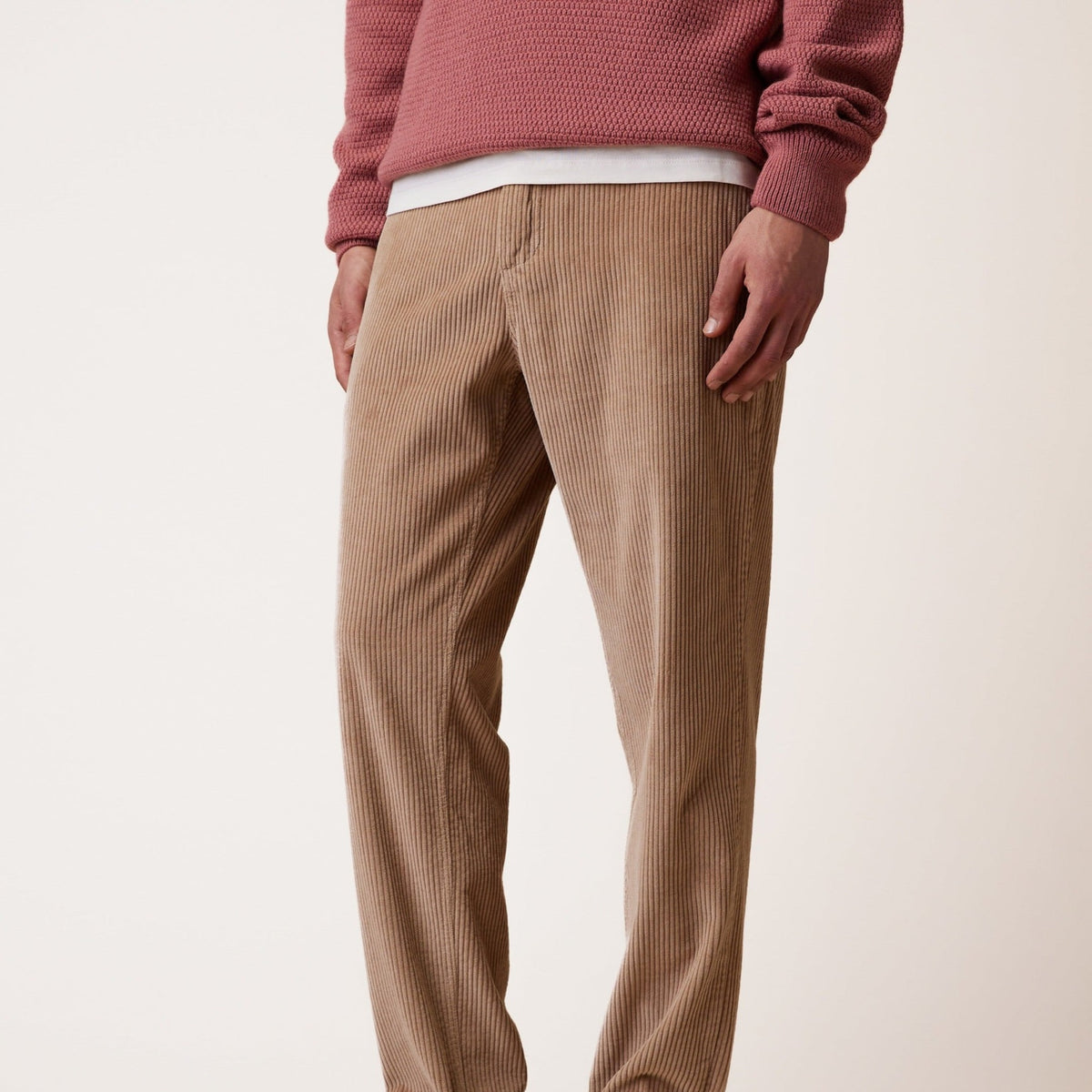 DREUILLE Pantalon en velours côtelé, taille élastique — FAGUO — Beige foncé — porté | Appart 17 Bruxelles