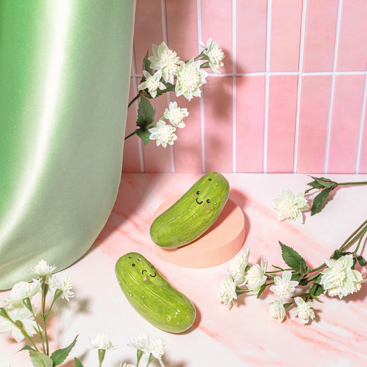 Salière et poivrière Cornichons — Sass & Belle Europe — Vert — en situation 4 | Appart 17 Bruxelles