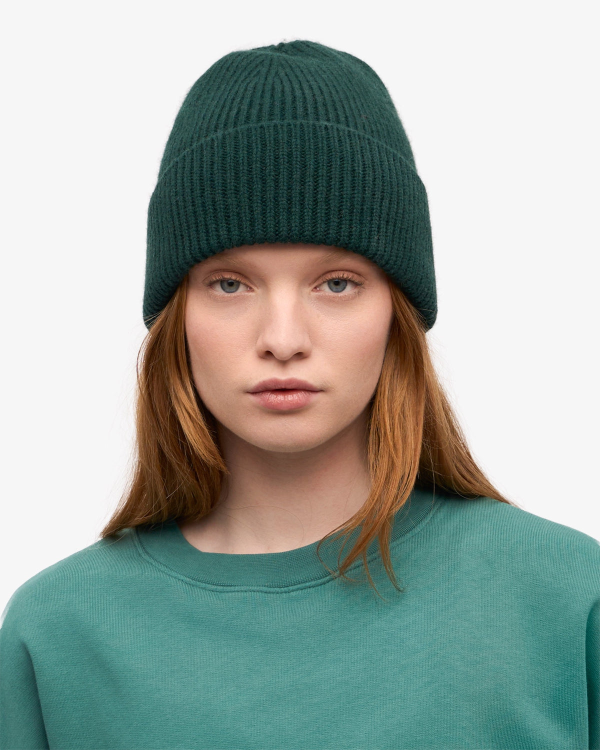 Colorful Standard Merino Wool Beanie Bonnet laine mérinos recyclée — Colorful Standard — Emerald Green — porté en pied 2 | Appart 17 Bruxelles