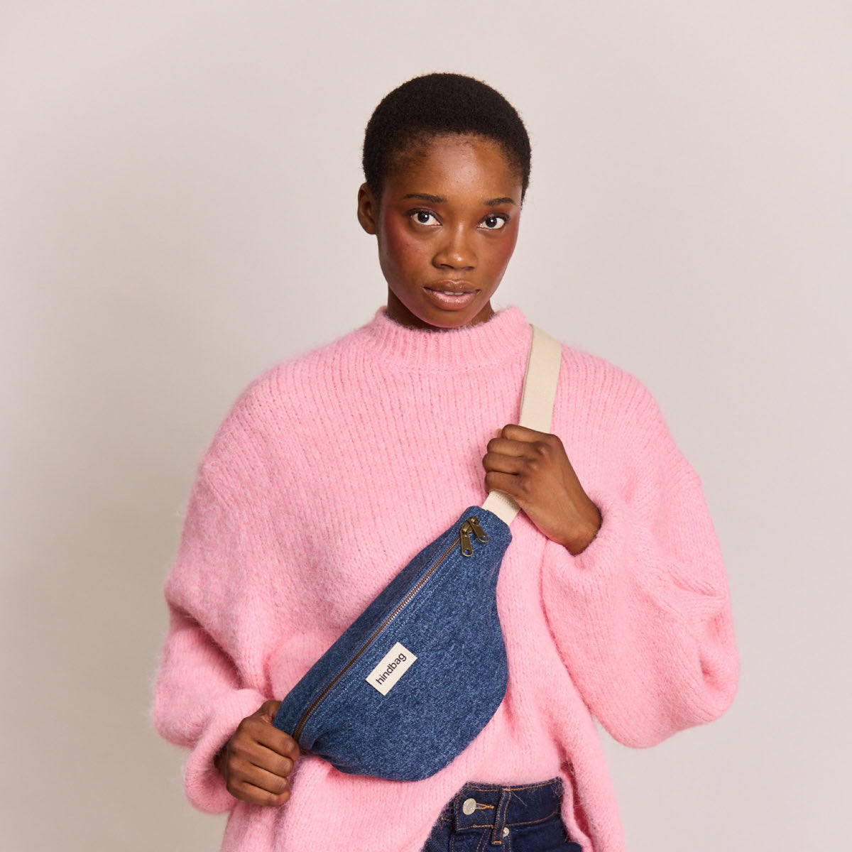 Hindbag Banane Olivia — Hindbag — Denim bleu foncé — porté | Appart 17 Bruxelles