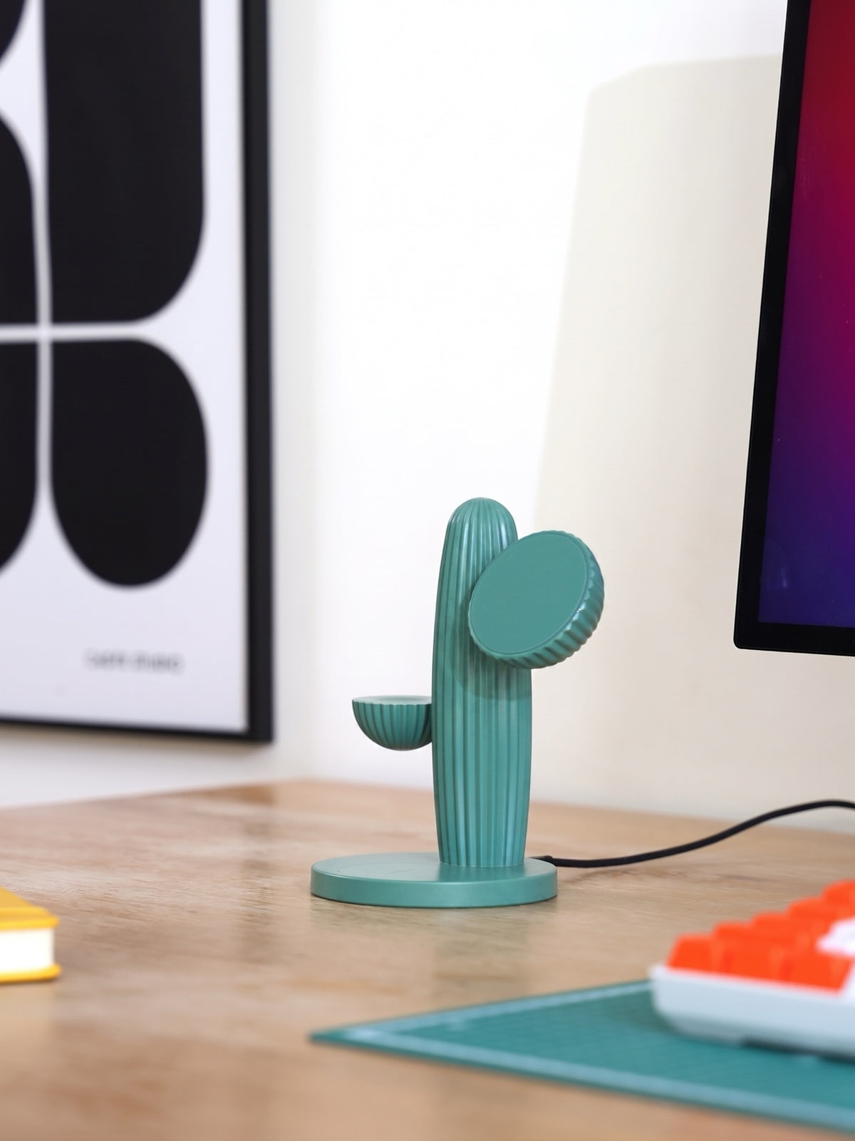 Casyx Le Cactus Chargeur sans fil 3 en 1 — Casyx — Vert — en situation sur un bureau 4 | Appart 17 Bruxelles