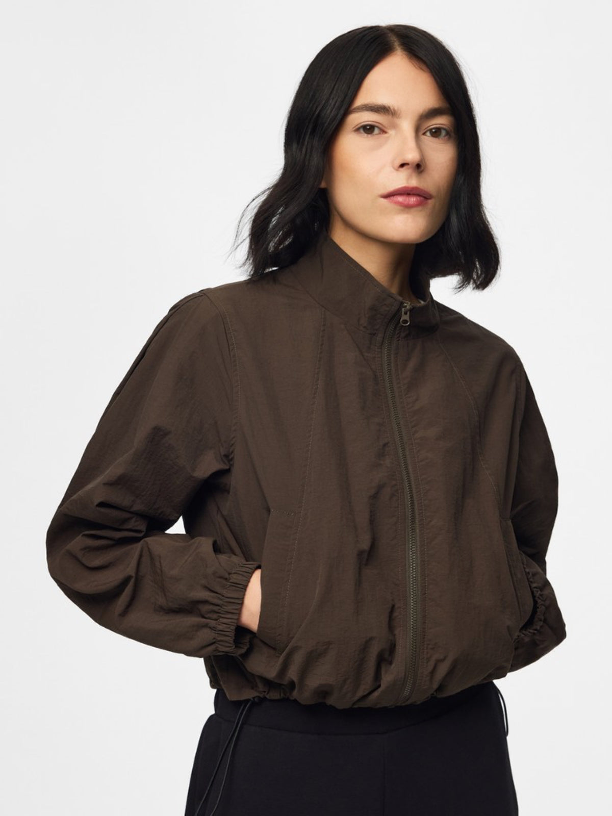 PCJABINA Blouson court zippé col montant à cordons — Pieces — Delicioso — porté | Appart 17 Bruxelles