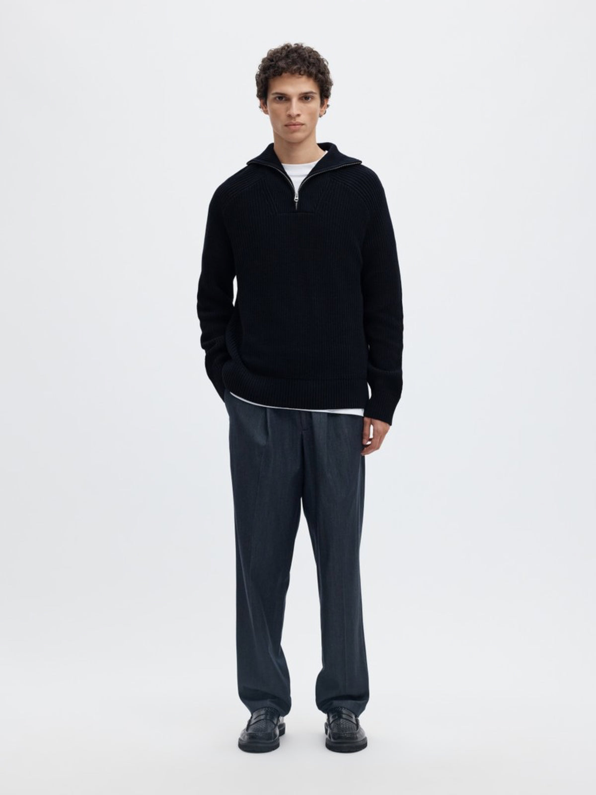 SLMPIM Pull demi-zip en coton bio, col montant — Selected Homme — Sky Captain — porté 2 | Appart 17 Bruxelles