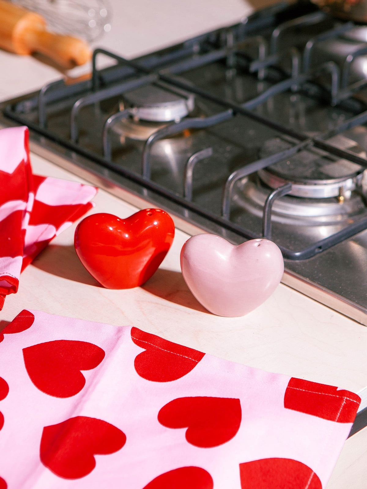 Salière et poivrière cœurs Love en céramique — DOIY — Rouge et rose — en situation | Appart 17 Bruxelles