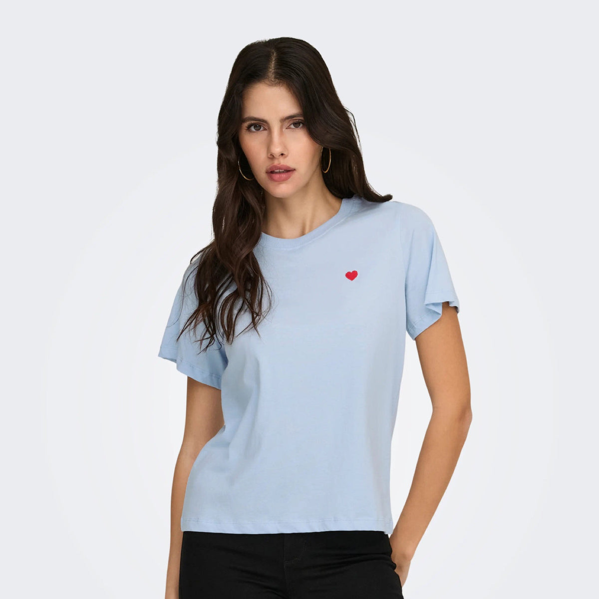 JDYPISA T-shirt col rond en coton bio à imprimé — JDY — Cashmere Blue / Bittersweet Heart — porté, vue de face | Appart 17 Bruxelles
