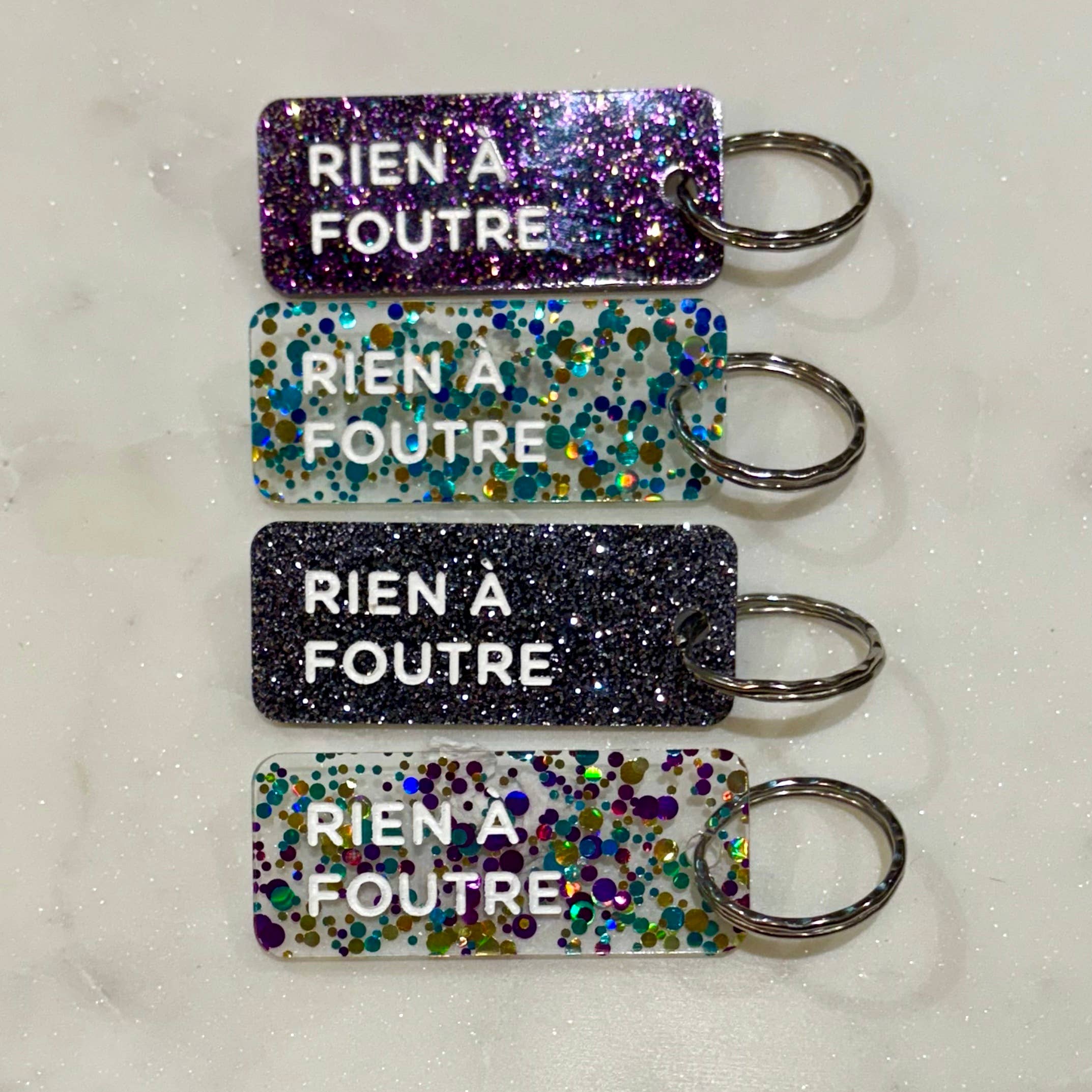 RIEN À FOUTRE Porte-clés à paillettes Plus de Love: Violet — Appart 17 Bruxelles