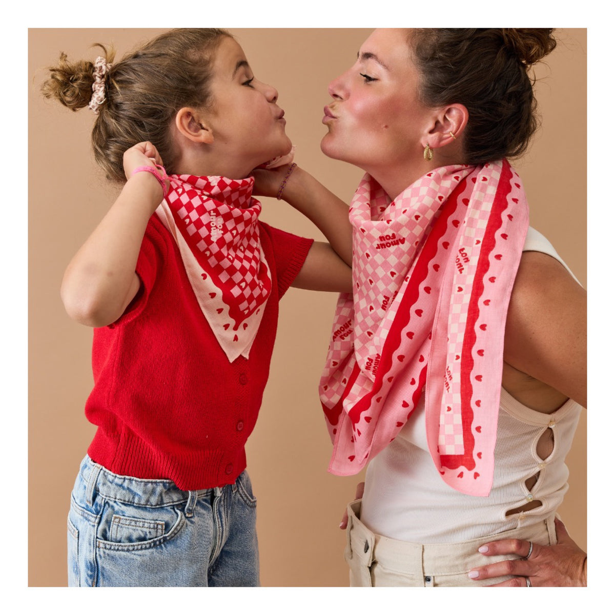 Foulard 100 cm × Cha Cha Pop — Atelier Wagram — Amour fou rose et rouge — autre vue 2 | Appart 17 Bruxelles