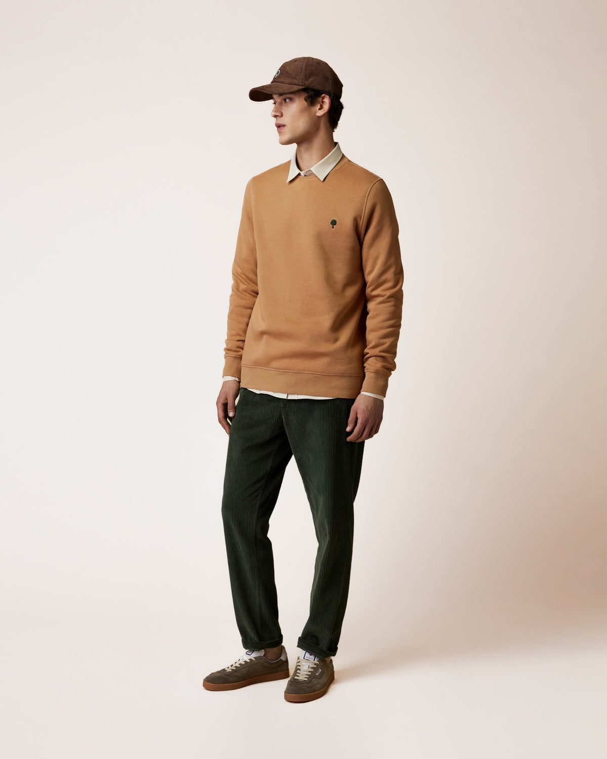 DREUILLE Pantalon en velours côtelé, taille élastique — FAGUO — Vert foncé — porté 3 | Appart 17 Bruxelles
