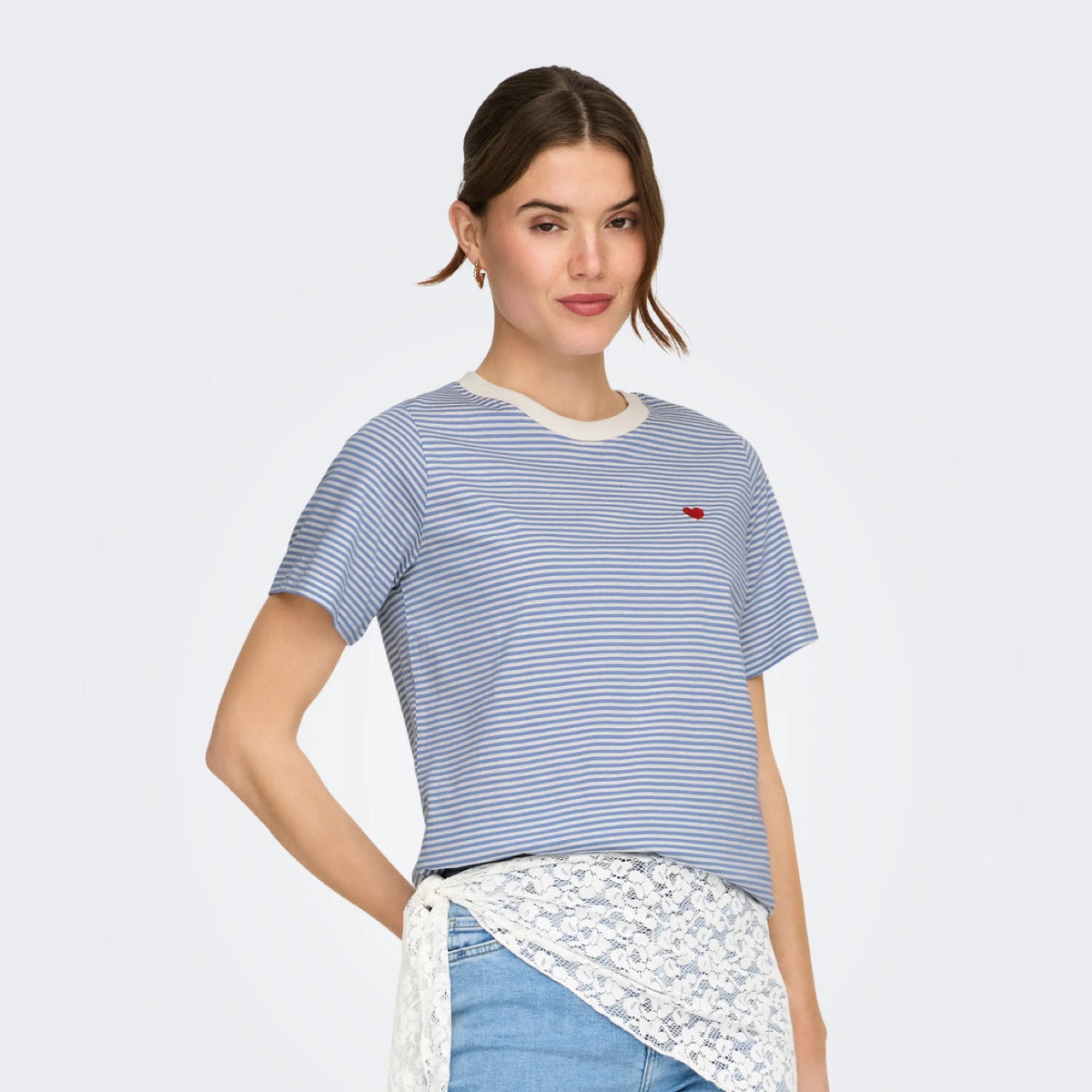 JDYPISA T-shirt col rond en coton bio à imprimé — JDY — Ebb And Flow / Cloud Dancer Stripes — porté, vue de face | Appart 17 Bruxelles