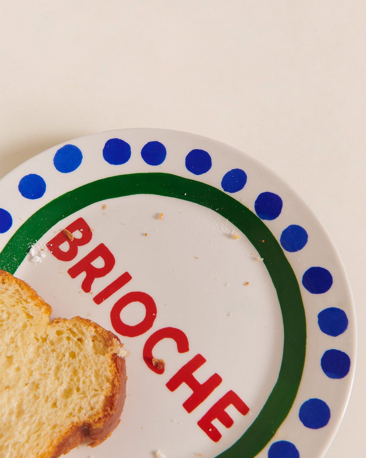 L'assiette Brioche en porcelaine — Émoi Émoi — vue de face | Appart 17