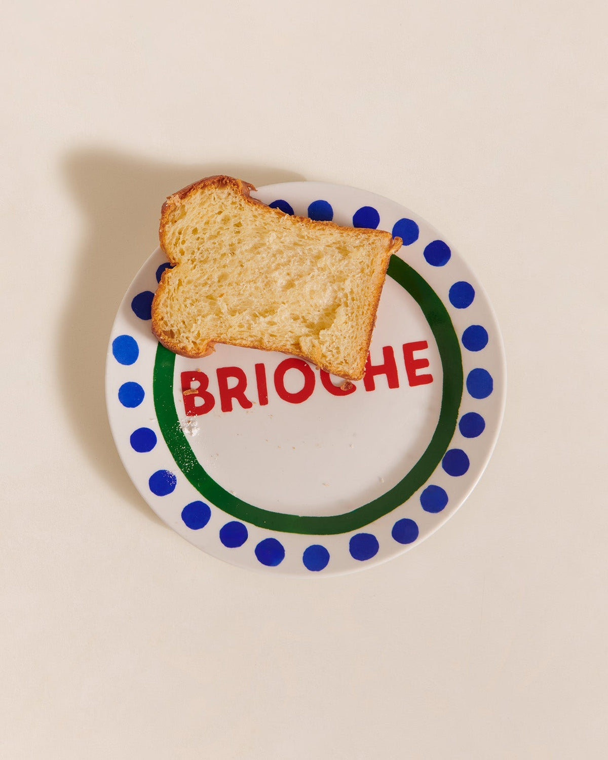 L'assiette Brioche en porcelaine — Émoi Émoi — détail | Appart 17