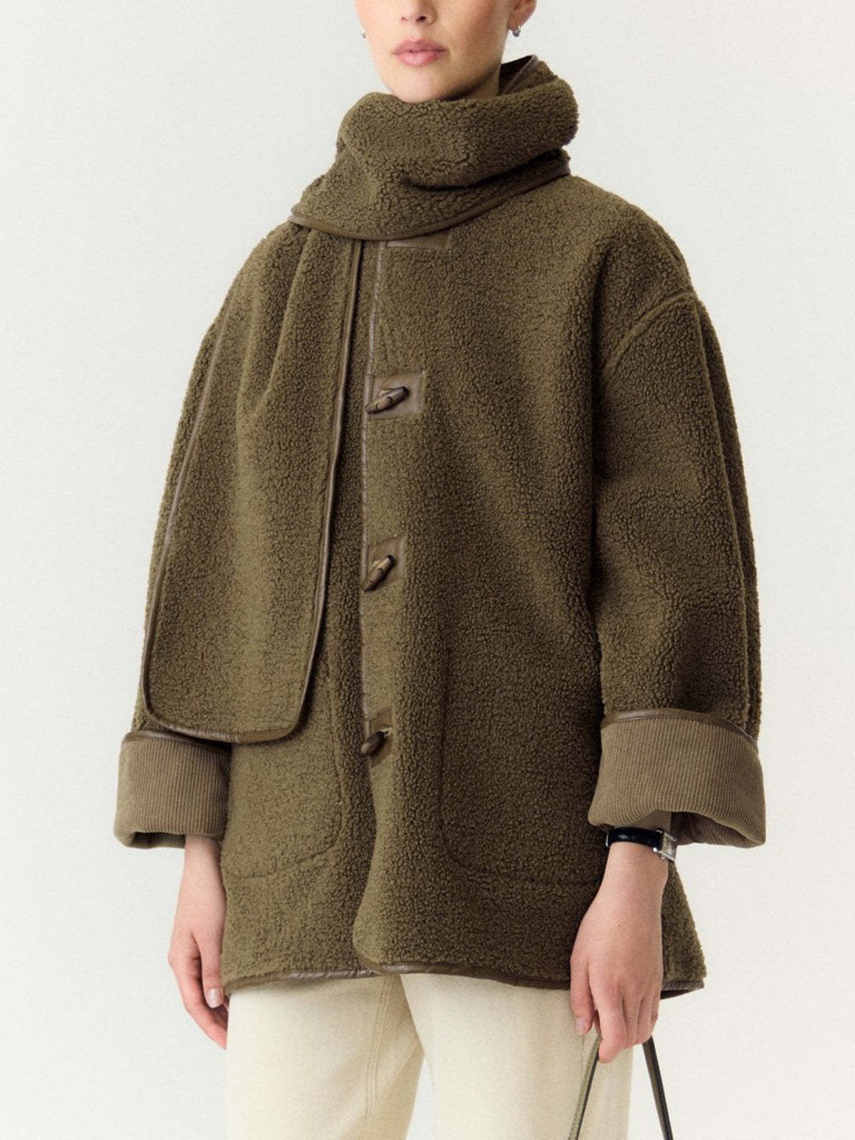 YASOSANA Veste réversible teddy à écharpe intégrée — YAS — Otter — porté, face teddy 3 | Appart 17 Bruxelles