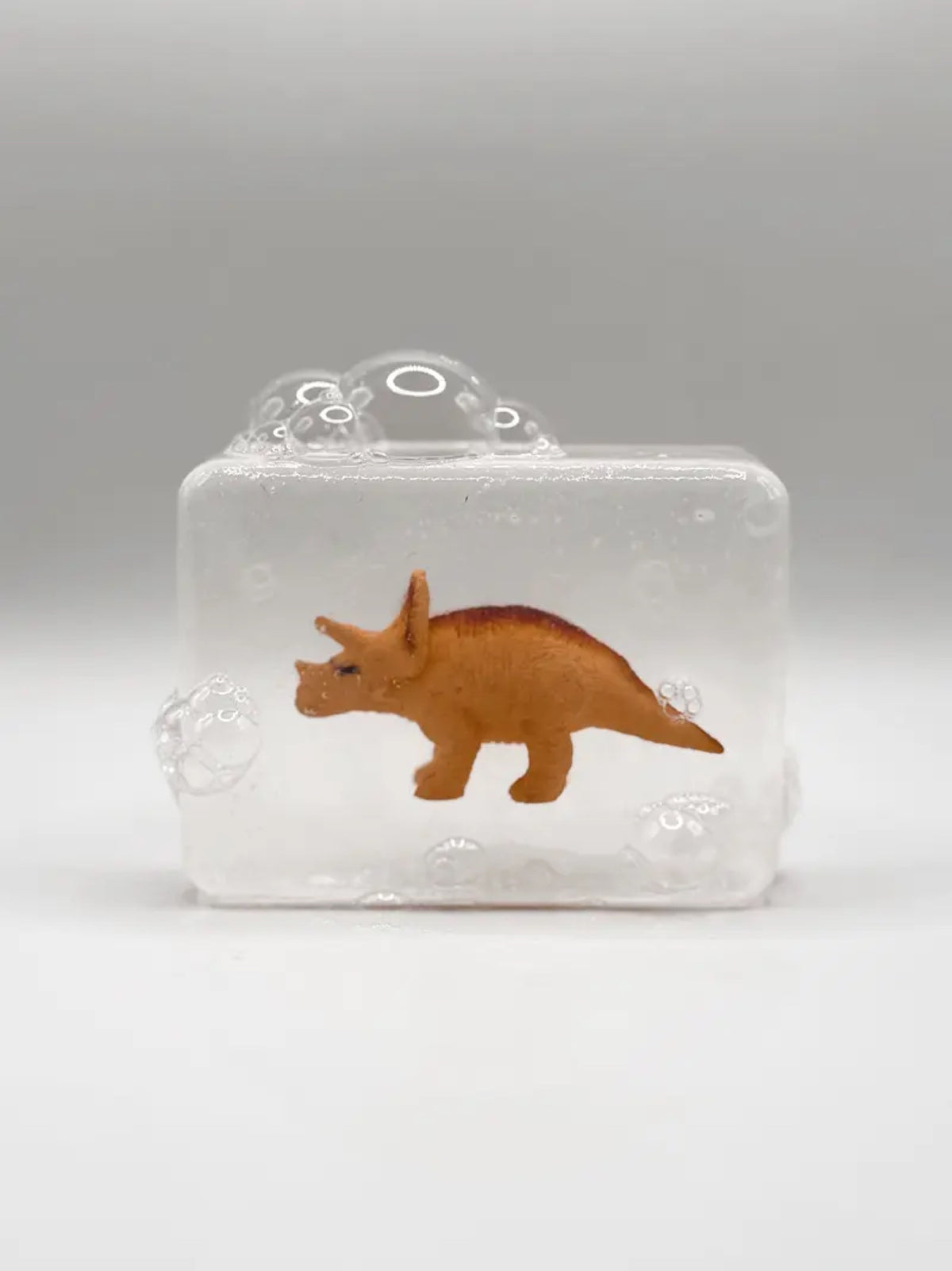 Savon surprise à figurine animal — Ludi Soap — Tricératops — packshot | Appart 17 Bruxelles