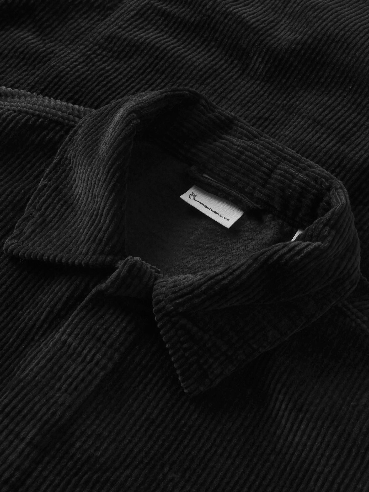 Surchemise en velours côtelé de coton bio, patte de boutonnage cachée — KnowledgeCotton Apparel — Black Jet — gros plan matière 3 | Appart 17 Bruxelles