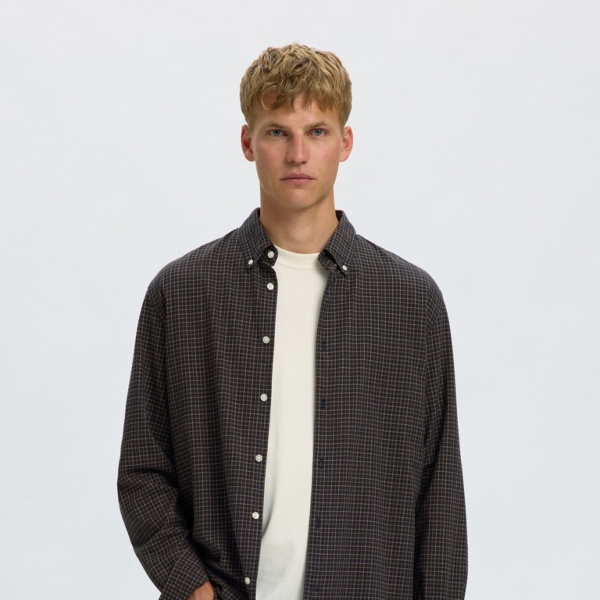 SLMCOLE-JAY Chemise regular en coton bio à micro-carreaux — Selected Homme — Dark Sapphire Checks — porté | Appart 17 Bruxelles