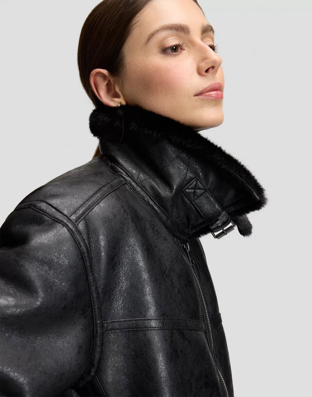 AVIATOR Blouson aviateur court femme effet cuir, col en peluche à boucle — Lee — Black — détail, col relevé fermé par la bride à boucle 4 | Appart 17 Bruxelles