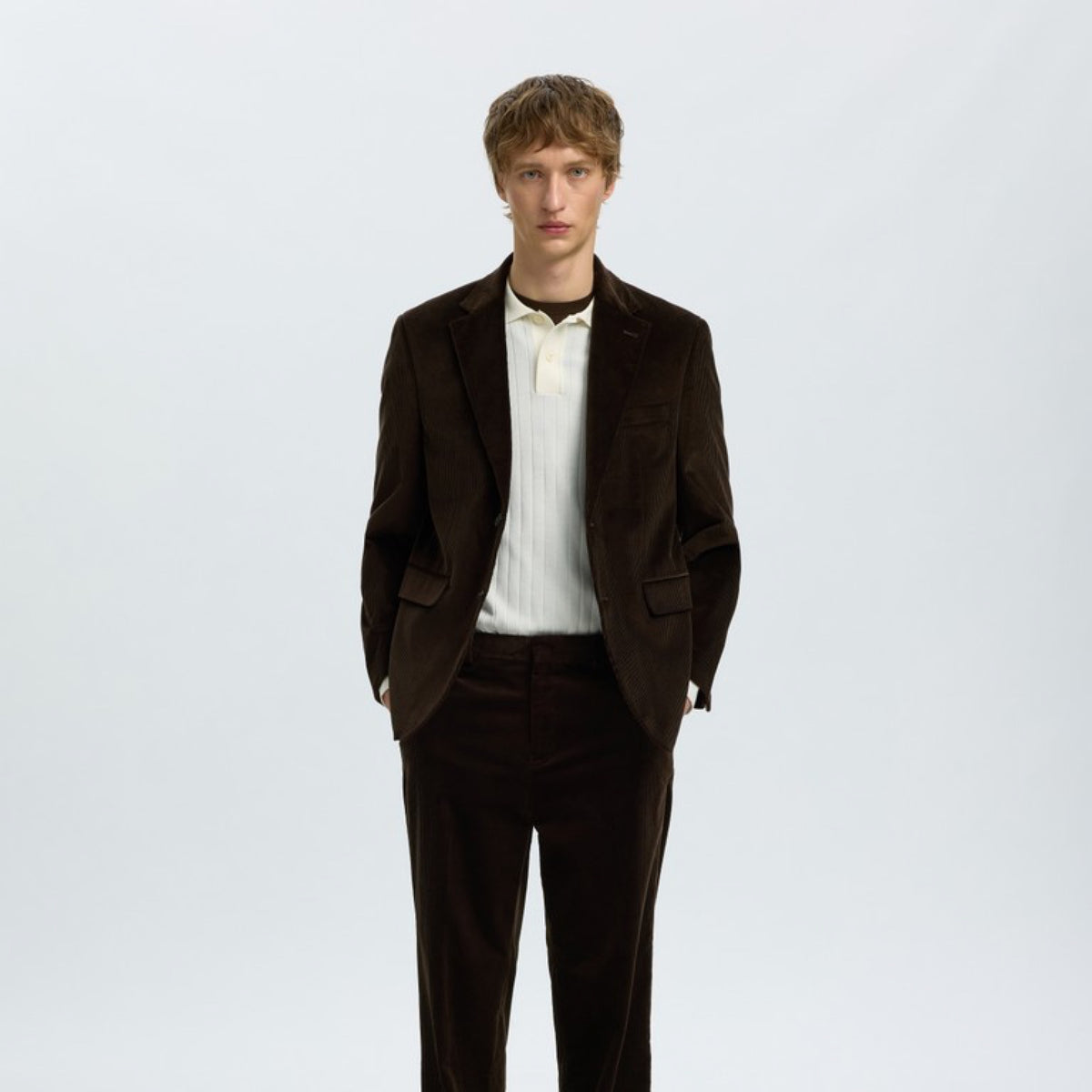 SLMREG-ENZO Pantalon en velours côtelé de coton bio — Selected Homme — Delicioso — porté, de face | Appart 17 Bruxelles